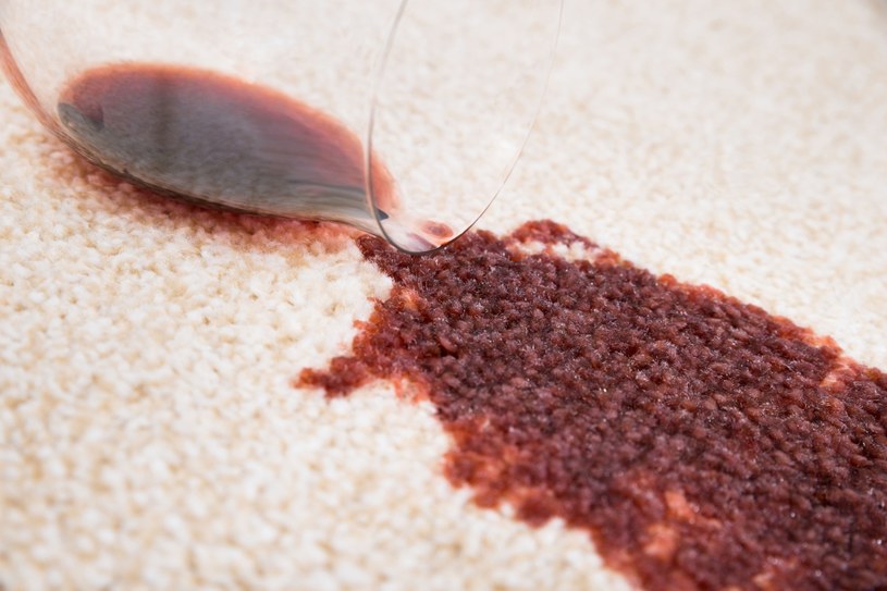 Plamę po winie należy usunąć dużą ilością soli /123RF/PICSEL