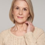 Plamy starcze. Dermatolog wyjaśnia, skąd się biorą, czy mogą być groźne i jak je usuwać