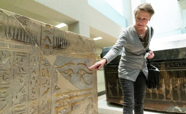 Plamy z oleju i "tron szatana". Zniszczone antyki w berlińskim muzeum