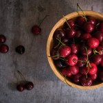Plamy z wiśni i czereśni? Usuniesz je domowymi sposobami