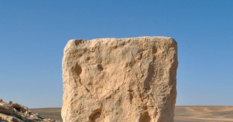 Plan konstrukcyjny wyryty w kamieniu z Jordanii /Crassard et al., PLOS ONE, 2023 /domena publiczna