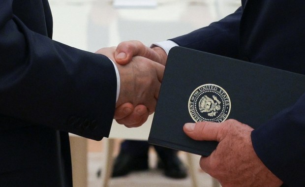 Plan pokojowy czy biznesowy? "Churchill i Reagan przewracają się w grobach"