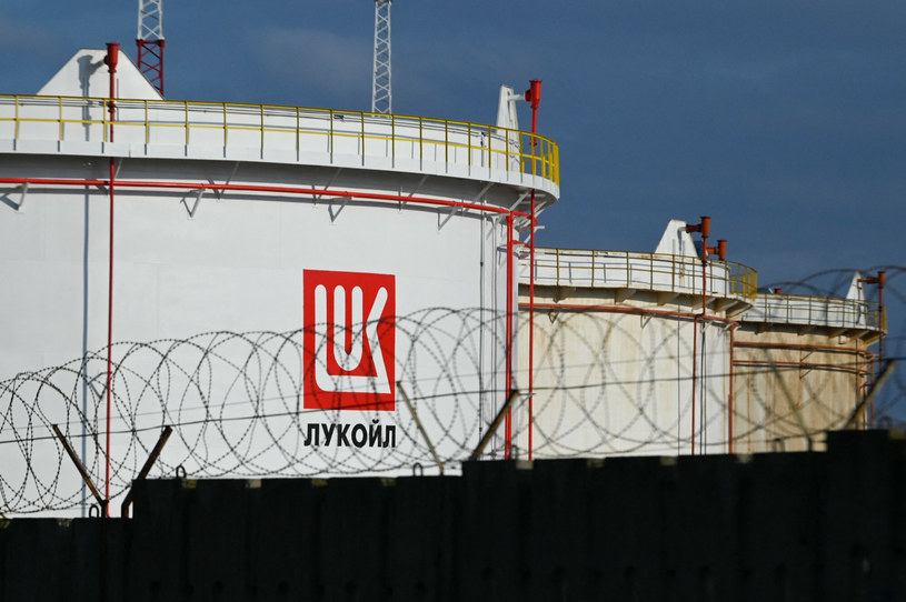 Plan zakłada też, że Rosja - wbrew deklaracjom Kremla - będzie sprzedawać ropę po zaniżonej cenie zamiast wstrzymać się od sprzedaży. /NIKOLAY DOYCHINOV/AFP/East News /East News
