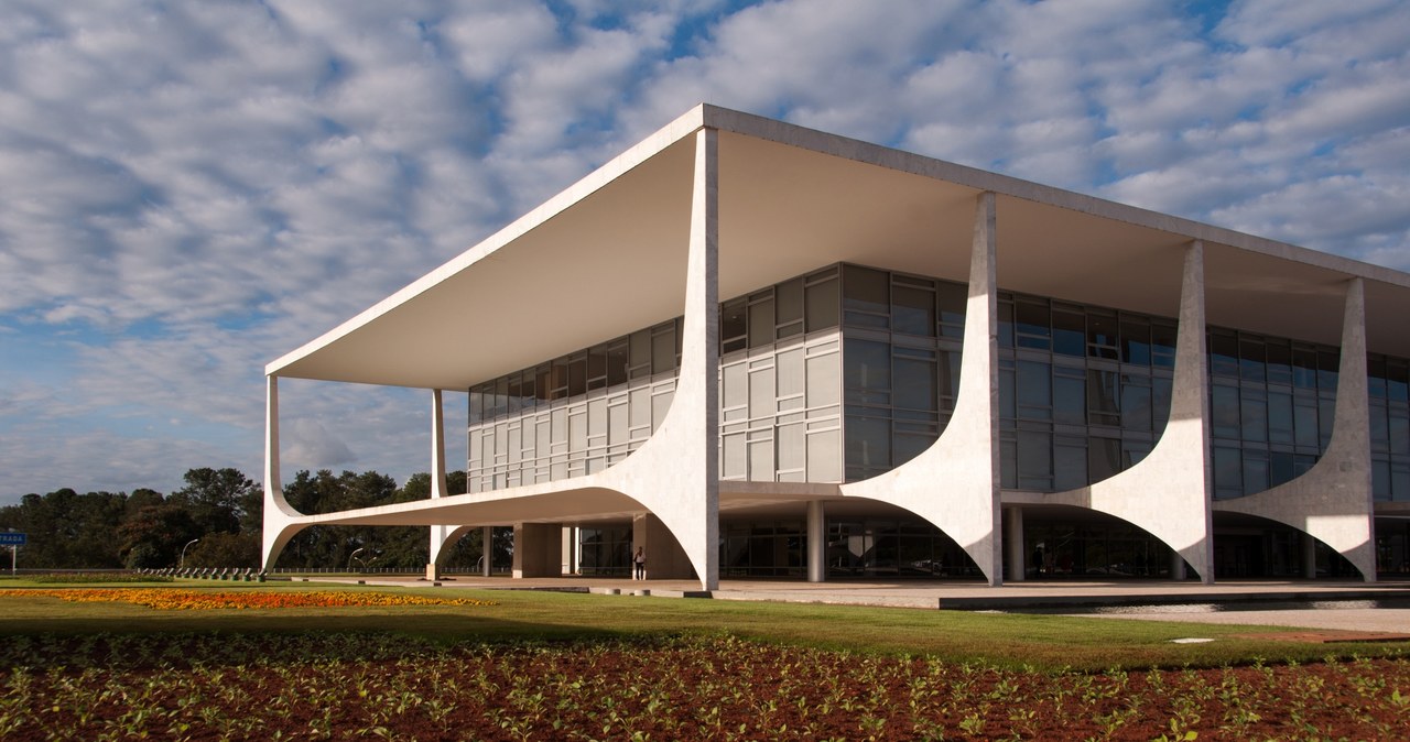 Planalto Palace czyli rezydencja prezydenta Brazylii w Brasilii. Został zaprojektowany przez Oscara Niemeyera i ukończony w 1960 roku. /123RF/PICSEL