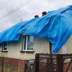 Plandeki zamiast dachów. Krajobraz po gradobiciu w Magdalence