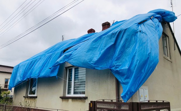 Plandeki zamiast dachów. Krajobraz po gradobiciu w Magdalence