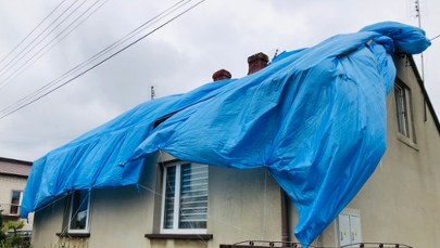 Plandeki zamiast dachów. Krajobraz po gradobiciu w Magdalence