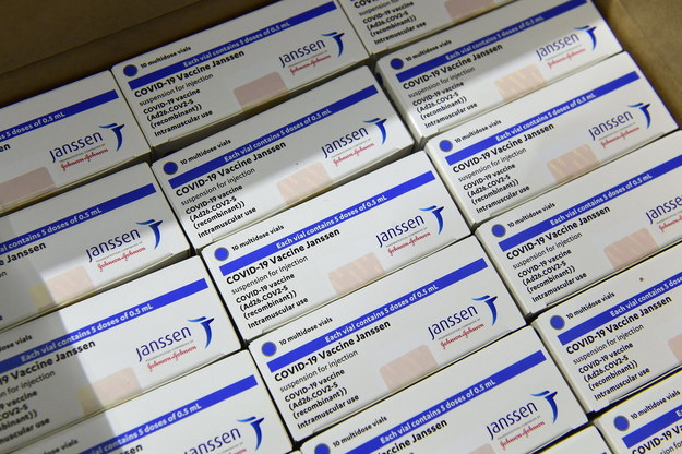 Planowana dostawa szczepionek Johnson & Johnson dotrze w środę do Polski nad ranem. /Szilard Koszticsak /PAP/EPA
