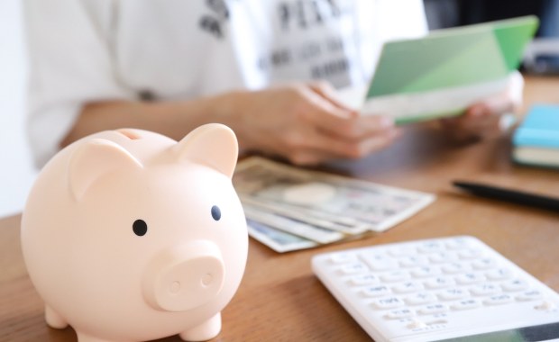 Planowanie budżetu przy kredycie na 20 tys. zł. Jak dobrać okres kredytowania do miesięcznych zarobków?