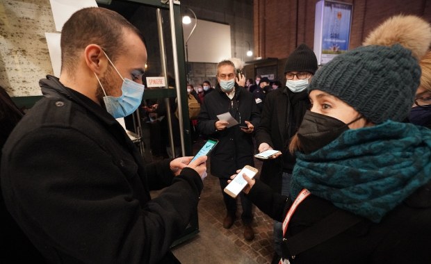 Planujesz podróż do Wielkiej Brytanii? Zrób test na koronawirusa