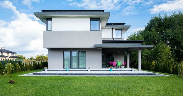Płaskie zwieńczenie domu coraz częściej pojawia się w nowoczesnych projektach budowlanych /&copy;123RF/PICSEL