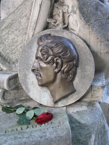 Płaskorzeźba Juliusza Słowackiego w brązie na jego grobie w Paryżu /Marek Gładysz /RMF FM