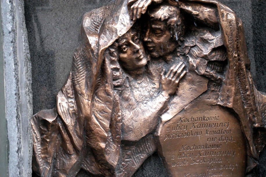 Płaskorzeźba Kochankowie z ulicy Kamiennej /Andrzeja Zbaraniecki /PAP