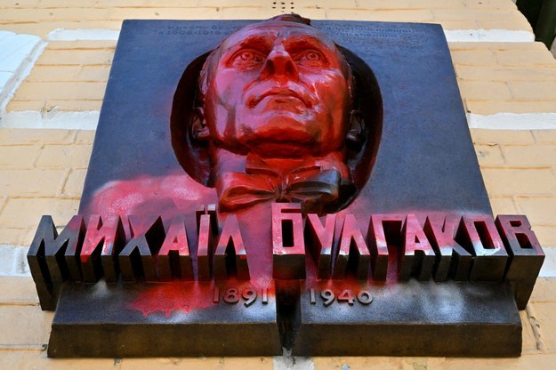 Płaskorzeźba przedstawiająca Michaiła Bułhakowa w Kijowie /SERGEI SUPINSKY/AFP /East News
