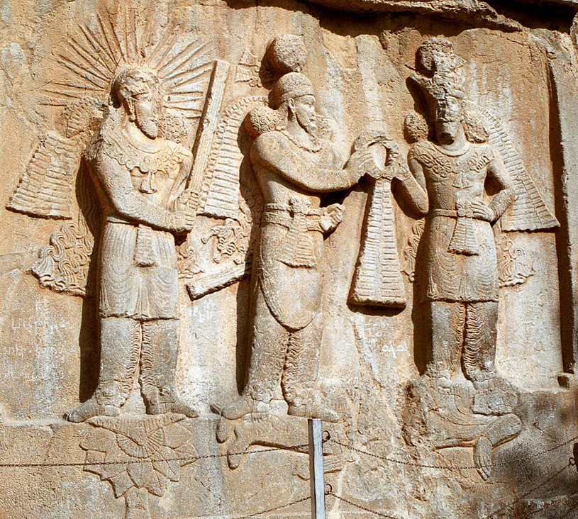 Płaskorzeźba przedstawiająca Mitrę (postać od lewej) w wyobrażeniu Persów. Mitra był jednym z najpopularniejszych bóstw starożytnego świata. Weszła do pantenu bogów różnych kultur. Prócz Persów, Rzymian i Greków, znalazła swoje miejsce w wierzeniach hinduskich