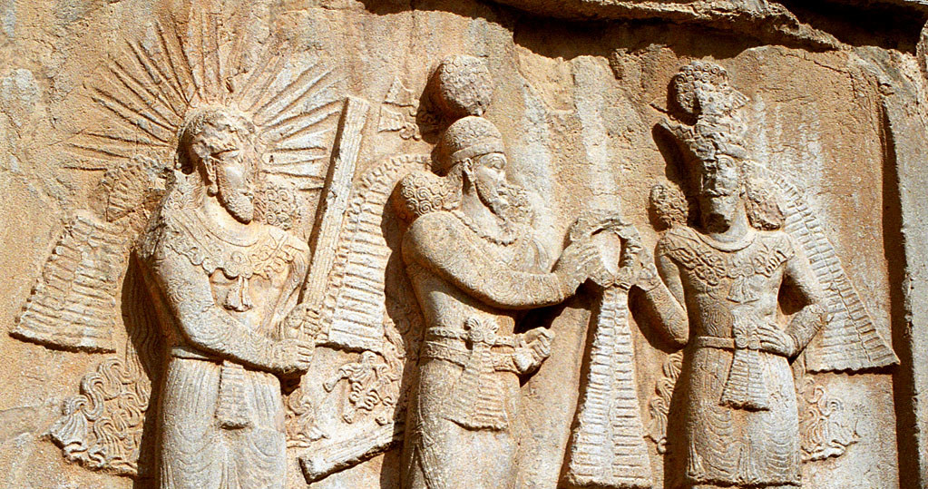Płaskorzeźba przedstawiająca Mitrę (postać od lewej) w wyobrażeniu Persów. Mitra był jednym z najpopularniejszych bóstw starożytnego świata. Weszła do pantenu bogów różnych kultur. Prócz Persów, Rzymian i Greków, znalazła swoje miejsce w wierzeniach hinduskich