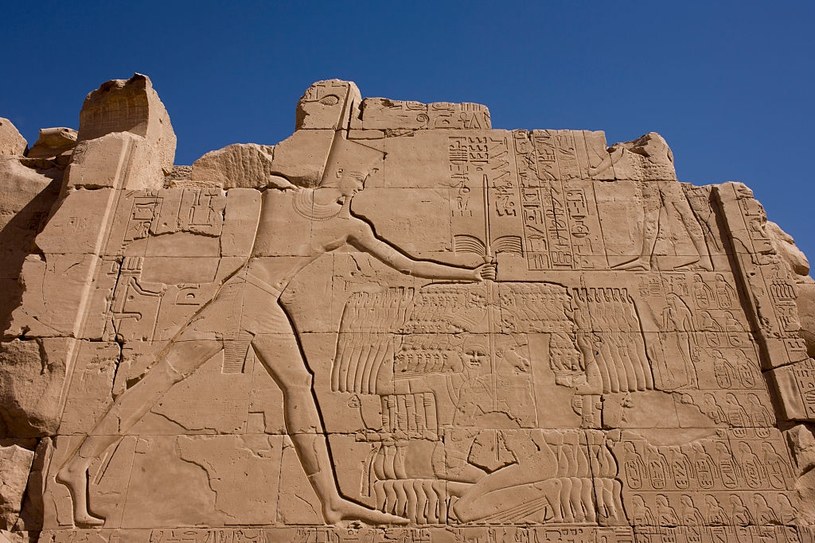 Płaskorzeźba przedstawiająca Totmesa III zabijającego jeńców kananejskich podczas bitwy pod Megiddo, Karnak w Egipcie /Richard Baker  /Getty Images