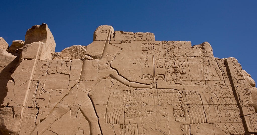 Płaskorzeźba przedstawiająca Totmesa III zabijającego jeńców kananejskich podczas bitwy pod Megiddo, Karnak w Egipcie /Richard Baker  /Getty Images