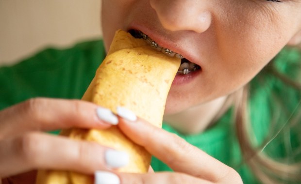 Plasterek sera dziennie - sprawdź, co dzieje się z Twoimi zębami!