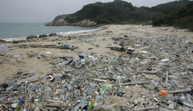 Plastik na plaży znajdującej się na wyspach Soko, Hongkong /ALEX HOFFORD /PAP/EPA