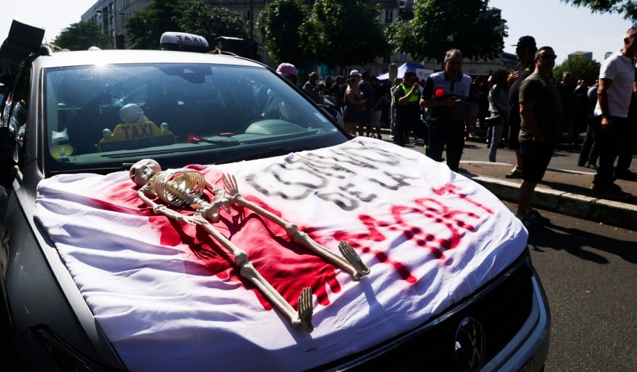 Plastikowa atrapa szkieletu na masce taksówki uczestniczącej w proteście /Teresa Suarez /PAP/EPA