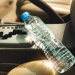Plastikowa butelka wody naprawdę może wywołać pożar auta. To nie mit