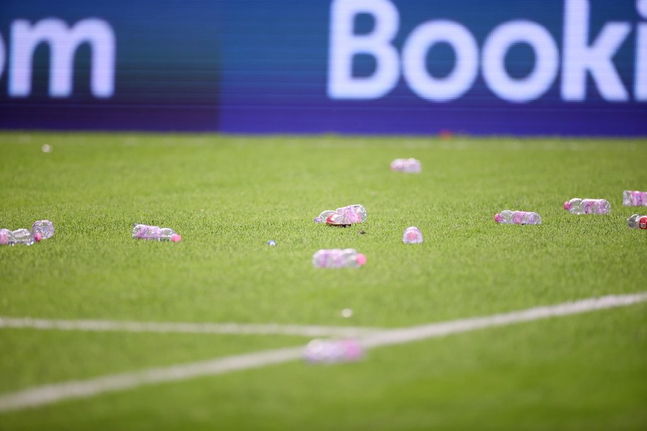 Plastikowe butelki, które rzucano w stronę polskich piłkarzy / 	Leszek Szymański    /PAP