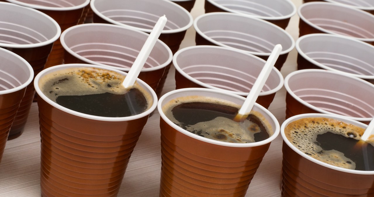 Plastikowe kubeczki czy foliowe torby, w których przechowywana jest żywność, uwalniają do jedzenia cząstki plastiku, który negatywnie wpływa na zdrowie /123RF/PICSEL