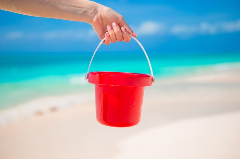 Plastikowe wiaderko na plaży przyda się nie tylko do zabawy /Pixel /Pixel