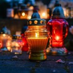 Plastikowe znicze odchodzą do lamusa. Co teraz wybierają Polacy?