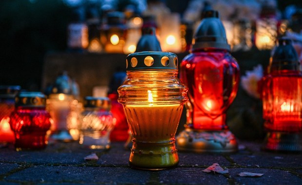 Plastikowe znicze odchodzą do lamusa. Co teraz wybierają Polacy?