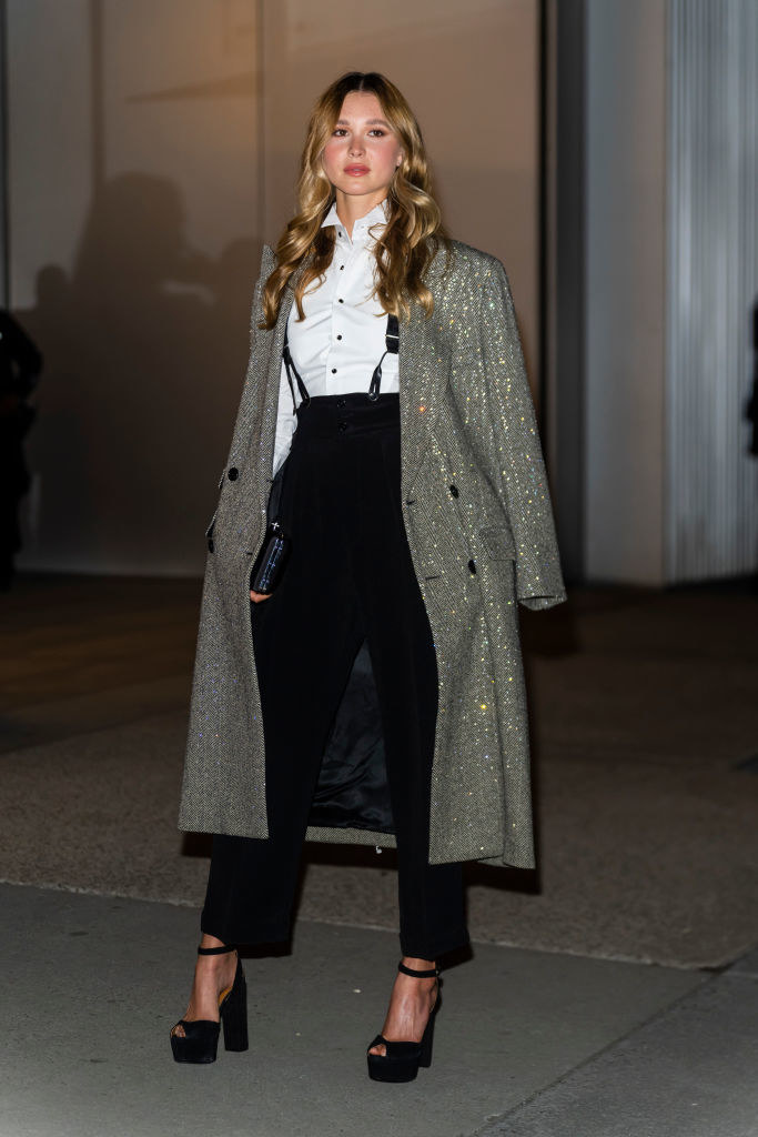 Płaszcz w jodełkę doda elegancji każdej stylizacji. Na zdjęciu amerykańska aktorka Isabel May / Gotham/GC Images /Getty Images