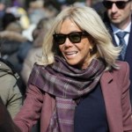 Płaszcz w stylu Brigitte Macron. Stosując te zasady, zadasz szyku na cmentarzu 1 listopada