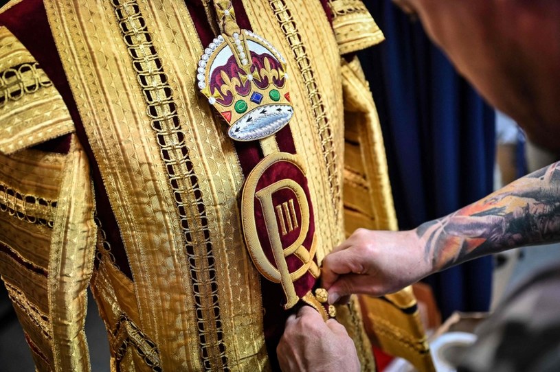 Płaszcz z nowym szyfrem CR III, który ma być noszony podczas koronacji króla Karola III. /JUSTIN TALLIS/AFP /East News