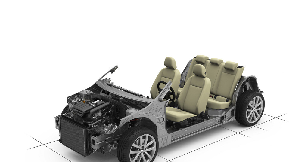 Platforma już nie decyduje o klasie: modułowa płyta podłogowa pozwala zmieniać długość auta czy rozstaw osi. Platforma MQB (fot.) ma służyć autom z grupy VW z poprzecznie ułożonymi silnikami – od Polo po Passata (na razie korzystają z niej nowe odsłony A3, Golfa, Leona i Octavii). To uniemożliwia ocenę auta na podstawie płyty podłogowej. /Volkswagen