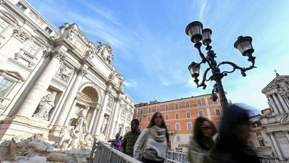Platforma spacerowa nad słynną włoską fontanną. Będzie opłata za wstęp