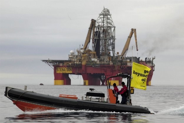 Platforma Stena Don firmy Cairns na Grenlandii i aktywiści Greenpeace ze statku  Esperanza /AFP