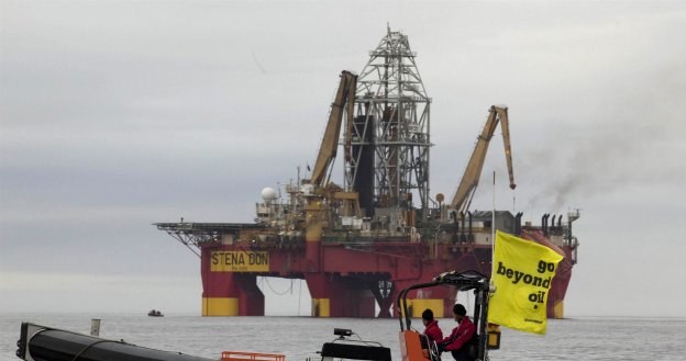 Platforma Stena Don firmy Cairns na Grenlandii i aktywiści Greenpeace ze statku  Esperanza /AFP