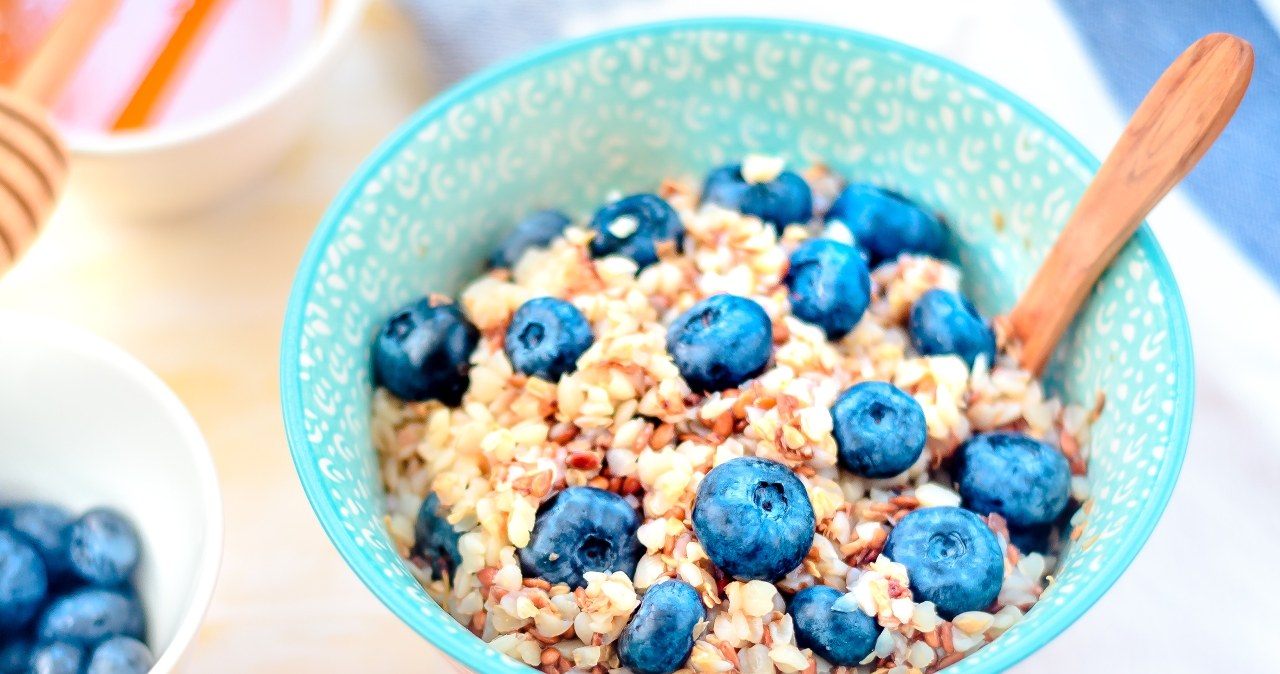 Płatki gryczane mają niski indeks glikemiczny i są bezglutenowe /123RF/PICSEL