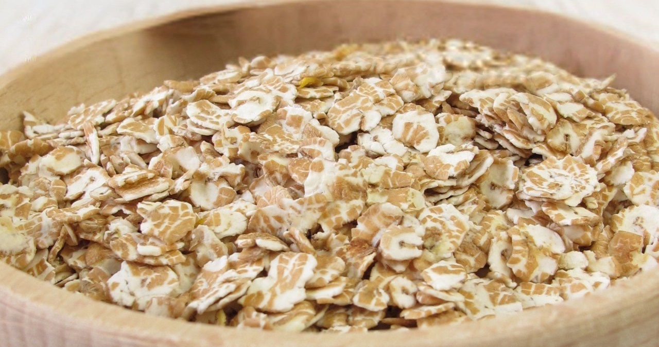 Płatki orkiszowe mają sporo błonnika oraz cennych witamin i minerałów /heikerau /Canva Pro