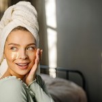 Płatki pod oczy. Jaki kierunek nakładania wybrać, by uzyskać najlepszy efekt?