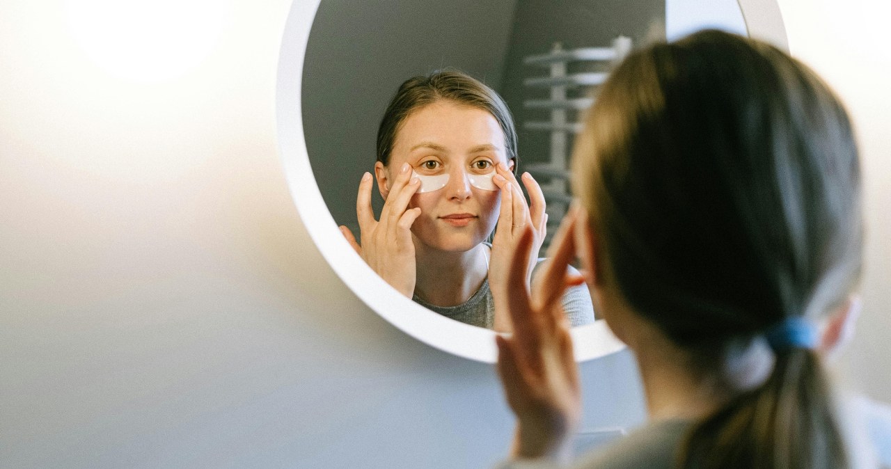 Płatki pod oczy z ogórka i żelatyny przywrócą świeże spojrzenie /Ivan S /pexels.com