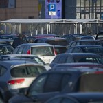 Płatne parkingi zmorą klientów marketów. Polacy coraz częściej skarżą się do UOKiK, mamy dane