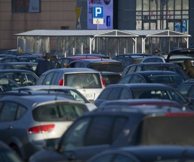 Płatne parkingi zmorą klientów marketów. Polacy coraz częściej skarżą się do UOKiK, mamy dane
