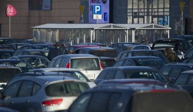Płatne parkingi zmorą klientów marketów. Polacy coraz częściej skarżą się do UOKiK, mamy dane