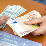 Płatność kartą za granicą. Jak to robić, żeby uniknąć wysokiej prowizji?
