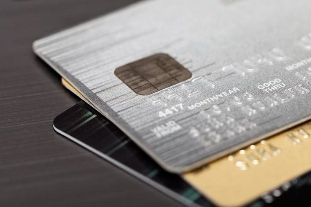 Płatności kartą są znacznie bezpieczniejsze niż te zrealizowane za pomocą gotówki czy przelewu /&copy;123RF/PICSEL