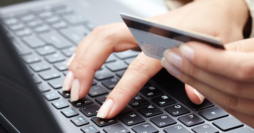 Płatności natychmiastowe najczęściej wybieranym sposobem płatności za e-zakupy /123RF/PICSEL