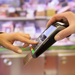 Płatności: Polacy częściej sięgają po karty i aplikacje