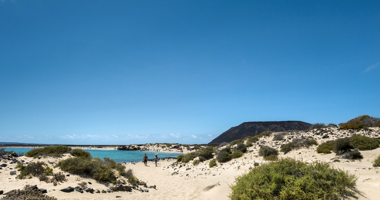 Playa de la Concha na wyspie Lobos wygląda jak z Karaibów. Turkusowa woda i jasny, niemal biały piasek, zachwycają /Lubenow, Sabine/Travel Collection/East News /East News